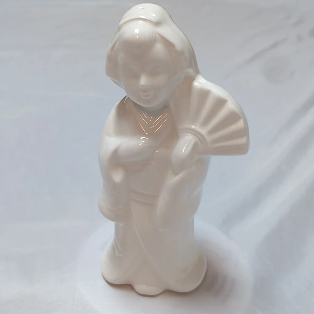 White Geisha with Fan Ceramic Benihana Figurine Vase 8